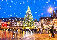 Weihnachtsmarkt in Straßburg mit festlich beleuchtetem Baum.