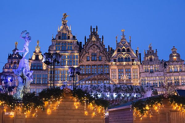 Weihnachtlich beleuchteter Grote Markt in Antwerpen bei Dämmerung.