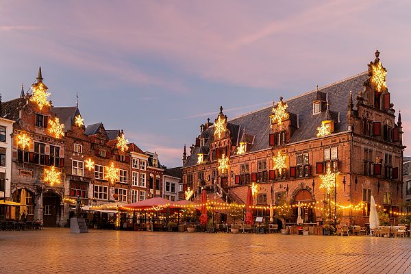 Weihnachtlich erleuchteter Platz in Nijmegen bei Sonnenuntergang.