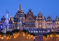 Weihnachtsmarkt in Antwerpen bei Dämmerung, festlich beleuchtet.