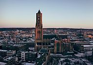 Winterliche Stadtansicht von Arnheim bei Sonnenuntergang., Winterlicher Blick auf Arnheim bei Sonnenuntergang.