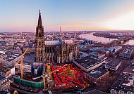 , Kölner Dom und Weihnachtsmarkt bei Sonnenuntergang am Rhein., Kölner Dom und Weihnachtsmarkt bei Sonnenuntergang, Advent am Rhein.