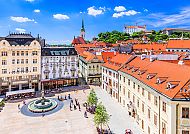 Bratislava Altstadt mit Burg und St. Martinsdom bei Sonnenschein