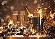 Silvesterfeier mit Sekt, Wunderkerzen und festlicher Dekoration.