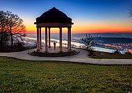 , Sonnenuntergang am Niederwalddenkmal, Rüdesheim, mit Blick auf den Rhein., Sonnenuntergang am Niederwalddenkmal in Rüdesheim.
