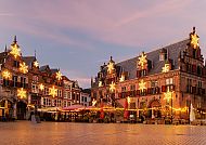 , Festlich beleuchteter Platz in Nijmegen bei Sonnenuntergang., Festlich beleuchteter Platz in Nijmegen bei Sonnenuntergang.