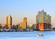 Elbphilharmonie und Hamburger Hafen im Sonnenuntergang