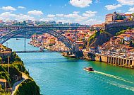 Panoramablick auf Porto mit der berühmten Brücke und Fluss Douro