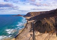 Atemberaubende Küstenlandschaft der Kapverden unter blauem Himmel