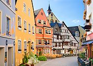 Bernkastel-Kues, Bernkastel-Kues: Malerische Fachwerkhäuser im Sommerlicht.