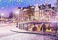 Amsterdam, Verschneite Amsterdamer Grachten im winterlichen Abendlicht., Winterliche Grachten in Amsterdam bei Schneefall und Lichterglanz.