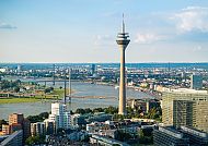 Düsseldorf, Düsseldorf mit Rheinturm und Rhein im Hintergrund bei klarem Himmel., Rheinturm und Skyline von Düsseldorf bei klarem Himmel.