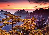 Malerische Landschaft der Huangshan-Berge bei Sonnenuntergang