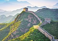 Chinesische Mauer schlängelt sich durch grüne Hügel im Morgenlicht