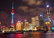 Shanghai Skyline bei Nacht, leuchtende Wolkenkratzer am Fluss