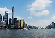 Shanghai Skyline mit Wolkenkratzern und dem Huangpu-Fluss