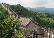 Chinesische Mauer schlängelt sich durch grüne Berglandschaft