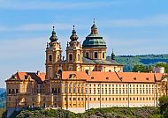 Stift Melk, Stift Melk mit Blick auf die Donau unter blauem Himmel., Stift Melk mit Blick auf die Donau und malerischer Landschaft.
