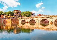 Tiberius Brücke in Rimini, malerisch über ruhigem Wasser