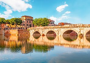 Tiberius Brücke in Rimini, malerisch über ruhigem Wasser
