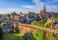 Malerische Altstadt von Dinan mit historischer Stadtmauer