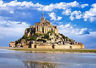 Mont Saint Michel bei blauem Himmel und ruhigem Wasser