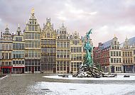 , Antwerpen Grote Markt im Winter mit Brabo-Brunnen und Gildehäusern.