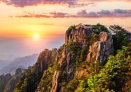 Sonnenuntergang über den majestätischen Huangshan-Bergen, Anhui