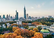 Herbstliche Skyline von Nanjing mit modernen Wolkenkratzern