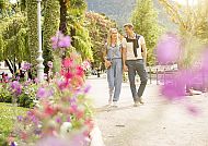 Meran im Sommer, Paar spaziert durch blühenden Park in Meran im Sommer., Paar spaziert durch blühenden Park in Meran im Sommer.