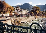 Kurhaus Meran im Herbst, Kurhaus Meran im Herbst mit malerischem Bergpanorama., Kurhaus Meran im Herbst, umgeben von malerischer Berglandschaft.