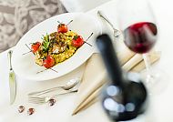 Hotel Astor Südtiroler Genuss, Kulinarischer Genuss im Hotel Astor mit Weinbegleitung., Gourmetgericht mit Wein im Hotel Astor, Südtiroler Genuss.