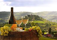 Wein und Käse in malerischer Toskana-Landschaft genießen