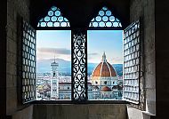Blick auf den Dom von Florenz durch ein kunstvolles Fenster