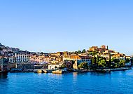 Blick auf die malerische Küste von Elba bei strahlendem Sonnenschein.