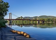 Viviers,Rhone, Brücke über die Rhône in Viviers, umgeben von grüner Landschaft., Brücke über die Rhône bei Viviers, umgeben von grüner Landschaft.
