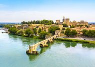 Avignon, Avignon mit der berühmten Brücke über die Rhône im Sonnenschein., Avignon mit Pont Saint-Bénézet und Papstpalast an der Rhône.