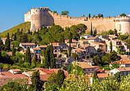 Avignon, Mittelalterliche Festung in Avignon mit malerischer Landschaft., Malerische Stadtansicht von Avignon mit mittelalterlicher Festung.