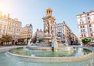 Lyon, Brunnen auf einem sonnigen Platz in Lyon., Brunnen auf der Place des Jacobins in Lyon bei Sonnenschein.