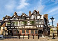 Southampton, Historisches Fachwerkhaus in Southampton unter blauem Himmel