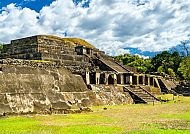 Tazumal-Ruinen unter blauem Himmel, El Salvador