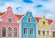 Bunte Kolonialhäuser in Aruba unter blauem Himmel