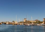 Cherbourg (Route 1 & 3), Hafen von Cherbourg unter klarem, blauem Himmel.