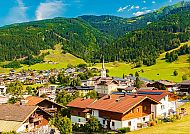 Kitzsteinhorn, Kaprun, Idyllisches Bergdorf vor grüner Alpenkulisse in Kaprun.