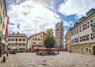 Altstadt von Zell am See, Historischer Marktplatz in der Altstadt von Zell am See., Altstadt von Zell am See mit historischem Turm und belebtem Platz.