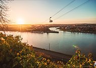 Seilbahn über den Rhein bei Sonnenuntergang