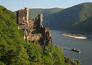 Burg Rheinstein am Rhein in idyllischer Landschaft