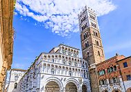Kathedrale von Lucca unter blauem Himmel in der Toskana