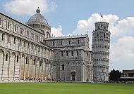 ,Schiefer Turm von Pisa vor blauem Himmel