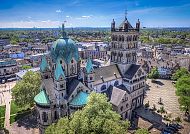 , Quirinus Münster in Neuss, beeindruckende Architektur im Sonnenschein.